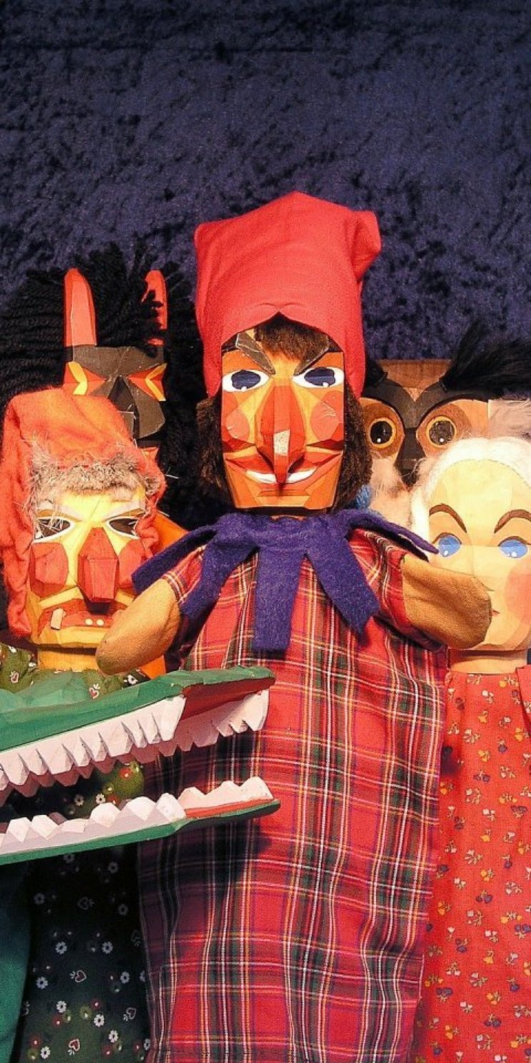 1_TITEL_Kasper_0 Figuren in einem Kaspertheater