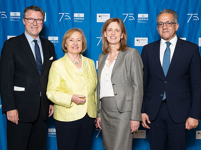 G&eacute;za Andreas von Geyr, Maria B&ouml;hmer, Karin Prien, Khaled El-Enany stehen nebeneinander vor einer blauen Fotowand