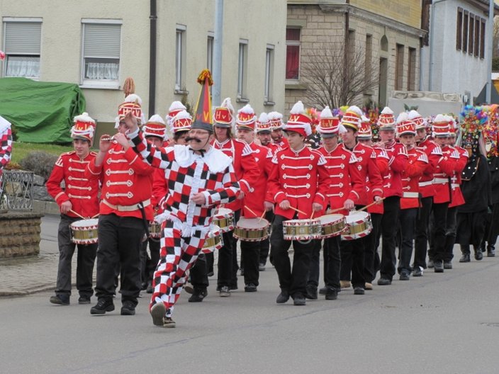 Festumzug einer Marschkapelle in roten Uniformen 