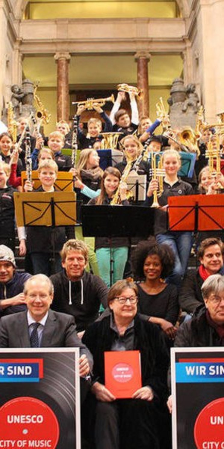 Creative_City_Gruppenbild-auf-der-Rathaustreppe_alias_400x300pxHANNOVER Gruppenbild mit Leuten