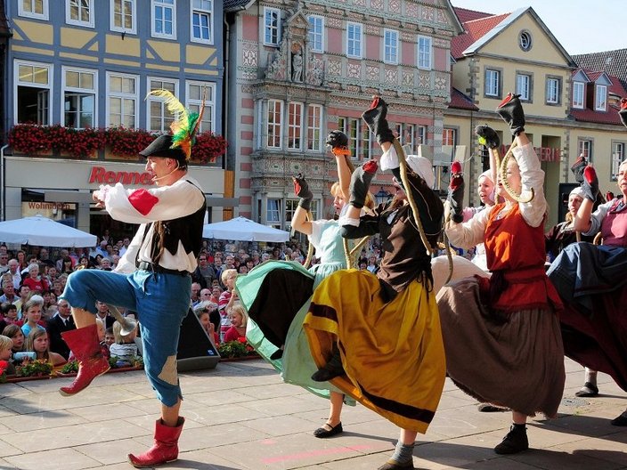 Straßenumzug in Kostümen