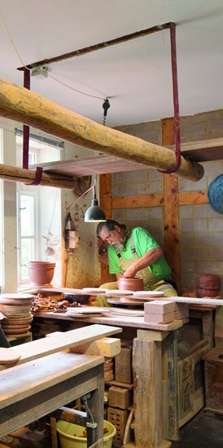 01_Töpferhandwerk_Töpferwerkstatt Blick in eine Töpferwerkstatt. Formgebung durch Freidrehen auf Töpferscheiben.