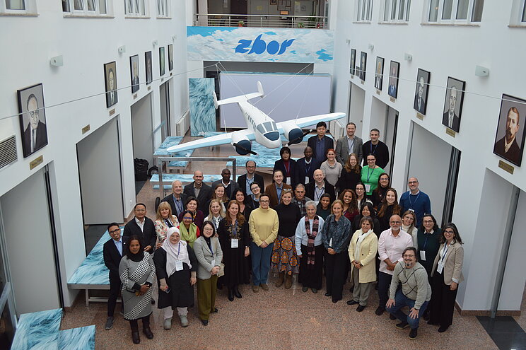 Gruppenbild des Global Symposium Transforming futures: Enhancing practice for ESD for 2030  through action research vom 19. &ndash; 21. Januar 2026 in Bukarest