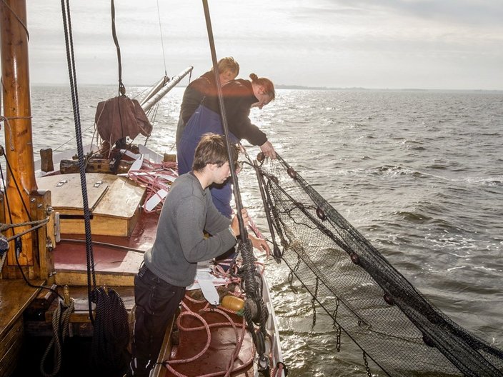 Zeesboot mit Fischernetz