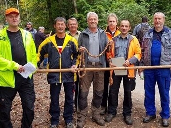 Der Vorstand der Gehöferschaft posiert mit Rute und Rosenkranz für die Kamera
