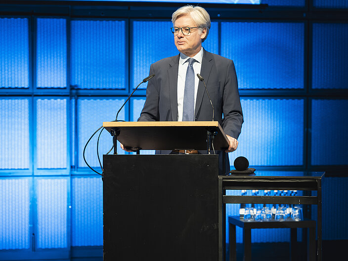 Roman Luckscheiter Regionalkonferenz Roman Luckscheiter eröffnet die Regionalkonferenz in Karlsruhe auf der Bühne