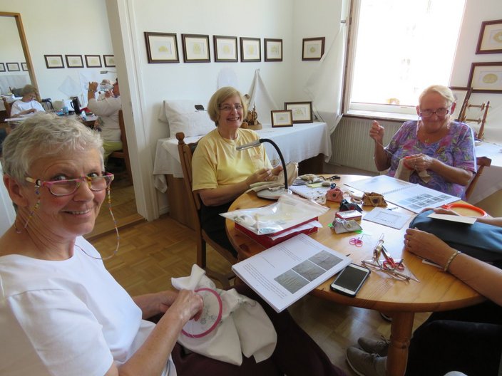 Gruppe von Stickerinnen