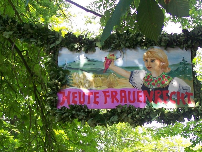 Plakat einer Frau mit Tracht