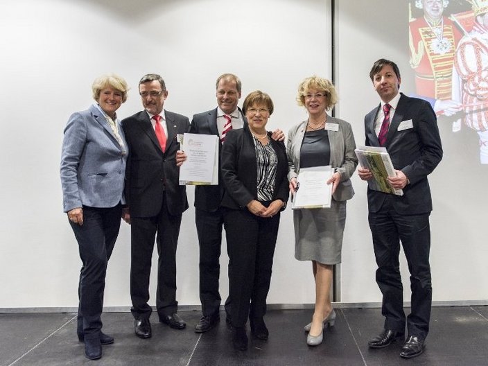 Urkundenübergabe
