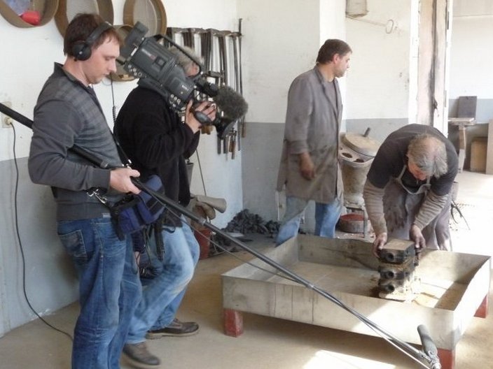 Schmuckhersteller bei der Arbeit