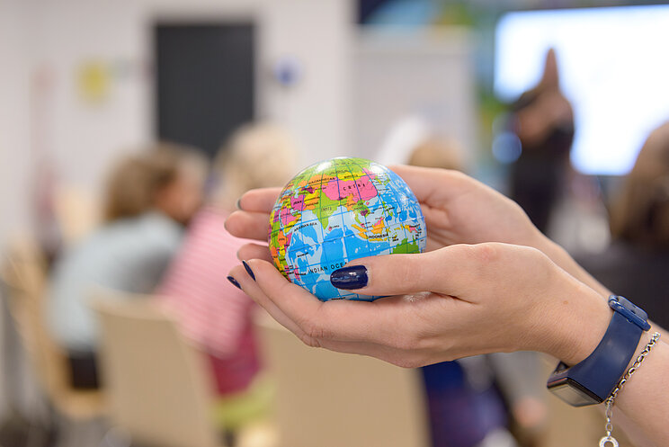 H&auml;nde halten einen kleinen Globus