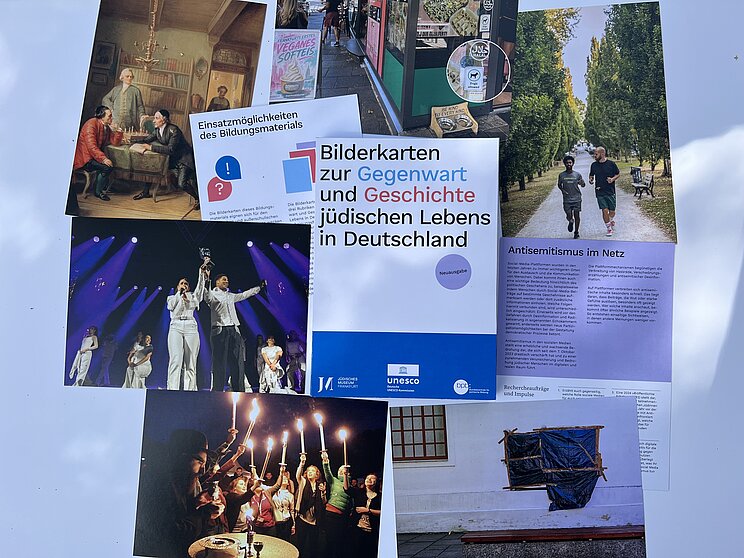 Das Foto zeigt die Neuausgabe der Bilderkarten zur Gegenwart und Geschichte j&uuml;dischen Lebens in Deutschland