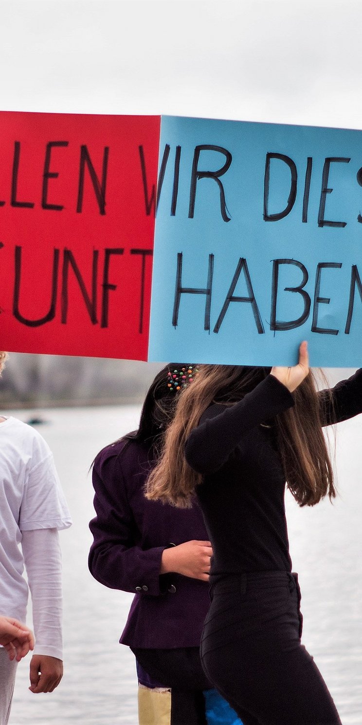Wollen wir diese Zukunft haben? Teilnehmende des Jugendprojektes KinderKulturKarawane halten ein Schild mit der Aufschrift "Wollen wir diese Zukunft haben?"
