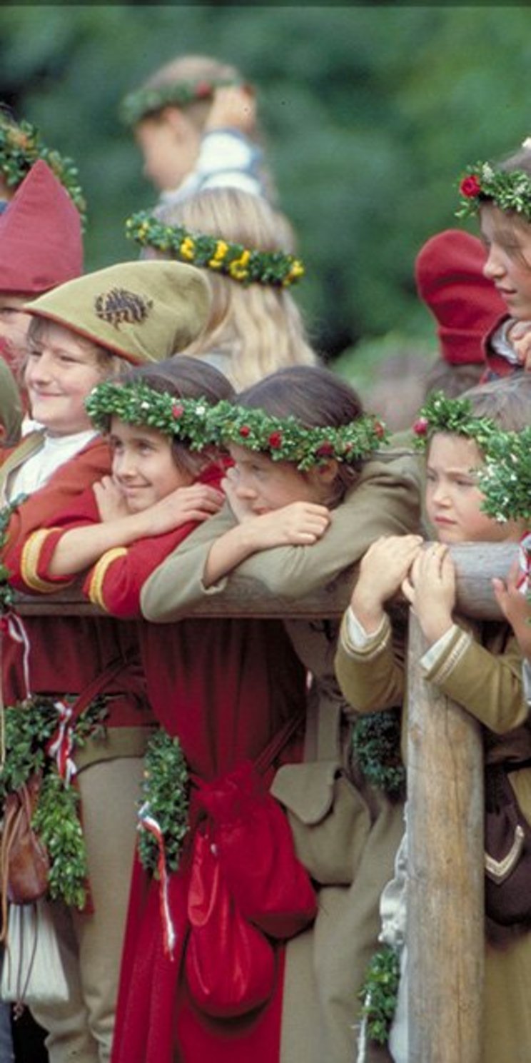 Kinder und Erwachsene in mittelalterlichen Kostümen