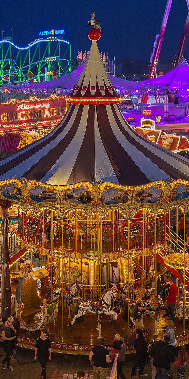 06_Schaustellerkultur_Traditioelles_Karussel_Mark_Schumburg Das Karussel aus dem Jahre 1870 ist ausgestattet mit klassischen Pferden sowie mit floralem Dekor reich verzierten Pferdekutschen, Trillergondeln und beweglichen venezianische Gondeln