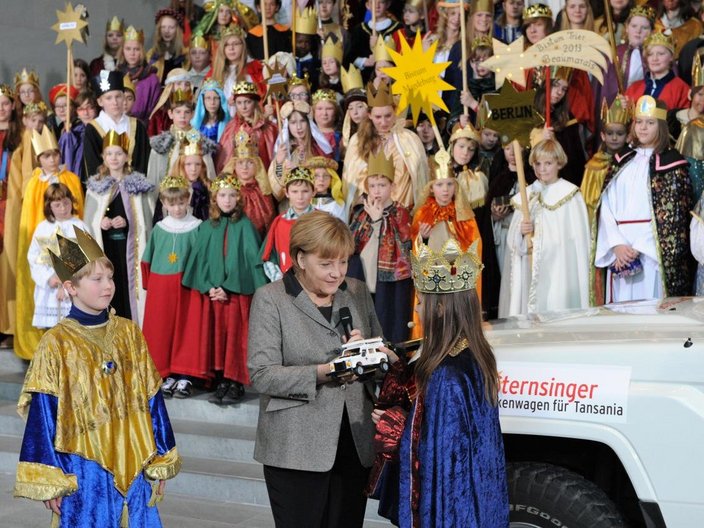 Sternsinger treffen die Bundeskanzlerin