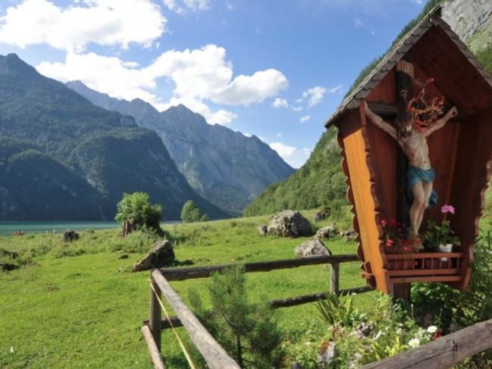 Gebirgslandschaft mit See und Kruzifix