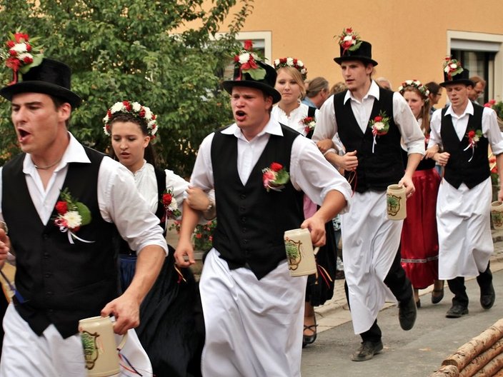 Tanzende Trachtengruppe