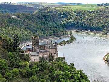 Blick auf Burg Katz und die Loreley im Hintergrund im Oberen Mittelrheintal