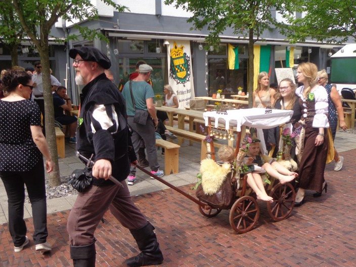Familie in historischen Kostümen
