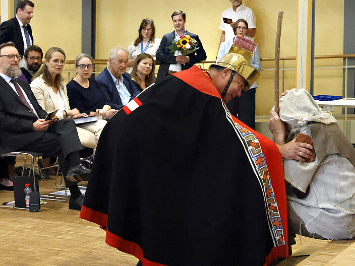 Sankt Martin Darsteller &uuml;berreicht einen Teil seines Mantels an den Darstellenden des armen Mannes