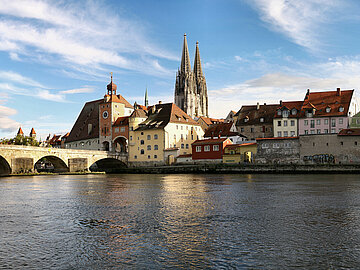 Blick &uuml;ber die Donau auf die Stadtsilhouette von Regensburg mit der Steinernen Br&uuml;cke