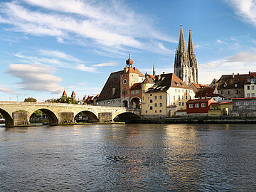 Regensburg Blick über die Donau auf die Stadtsilhouette von Regensburg mit der Steinernen Brücke