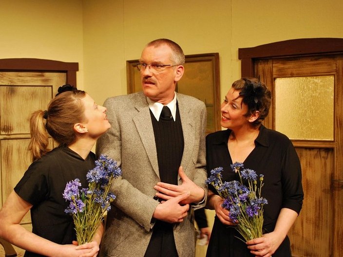 Gruppe von Schauspielenden auf der Bühne
