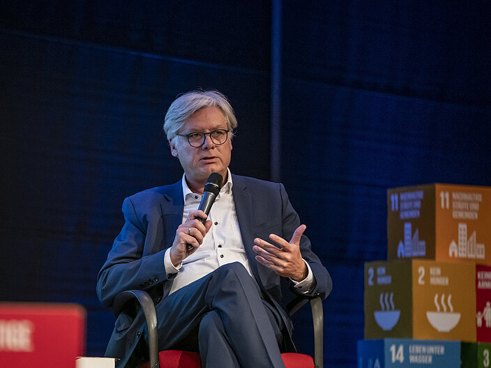BNE-Auszeichnung Köln AUf diesem Foto ist Dr. Roman Luckscheiter zu sehen