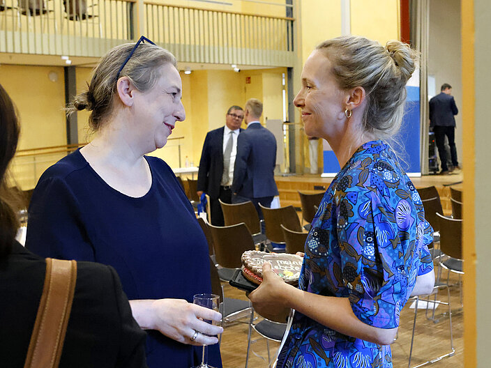 Zwei Frauen im Gespr&auml;ch am Rande der Veranstaltung