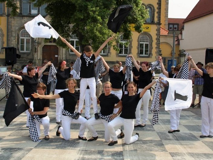 Gruppenfoto von schwarz-weiß gekleideten Personen