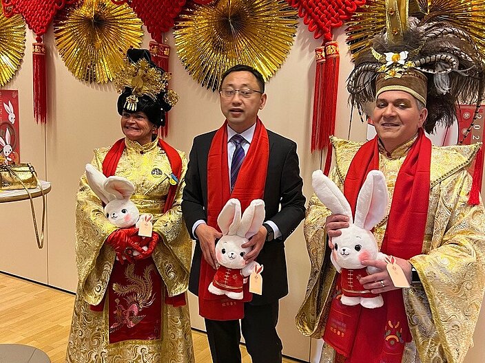 Das kostümierte Dietfurter Kaiserpar empfängt den Generalkonsul Chinas in München. 