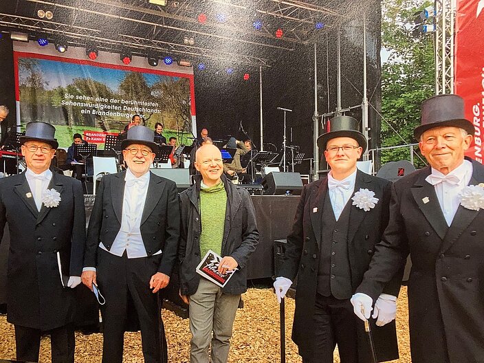 Gruppe von Sängern mit Frack und Zylinder