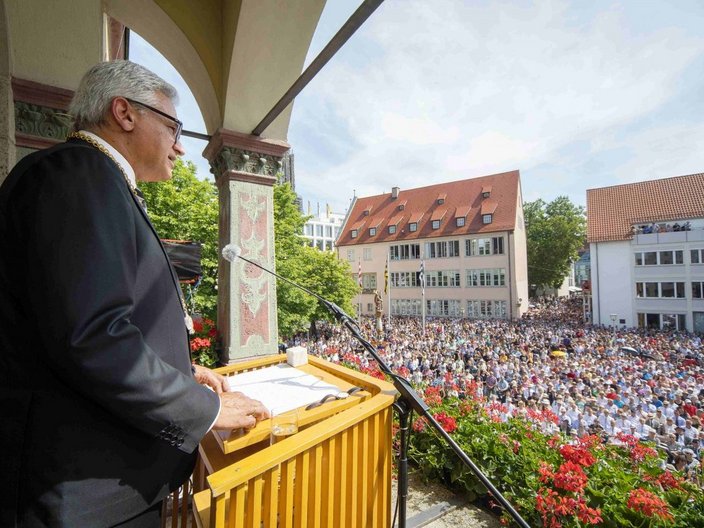 Bürgermeister hält eine Rede 