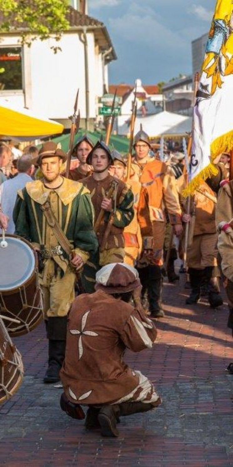 035_Bürgersöhne-Aufzug_c Festumzug in historischen Kostümen