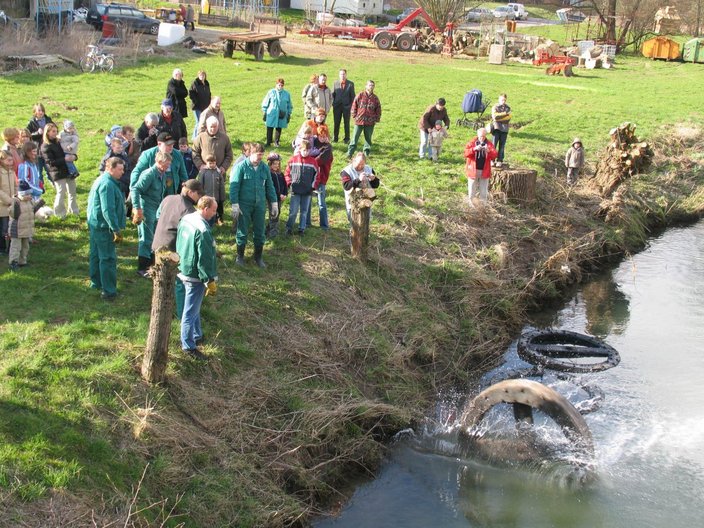 Personengruppe am Fluss