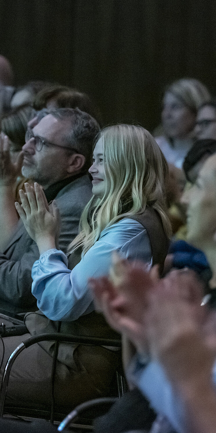 BNE-Auszeichnung 2025 Publikum Auf diesem Foto ist klatschendes Publikum zu sehen