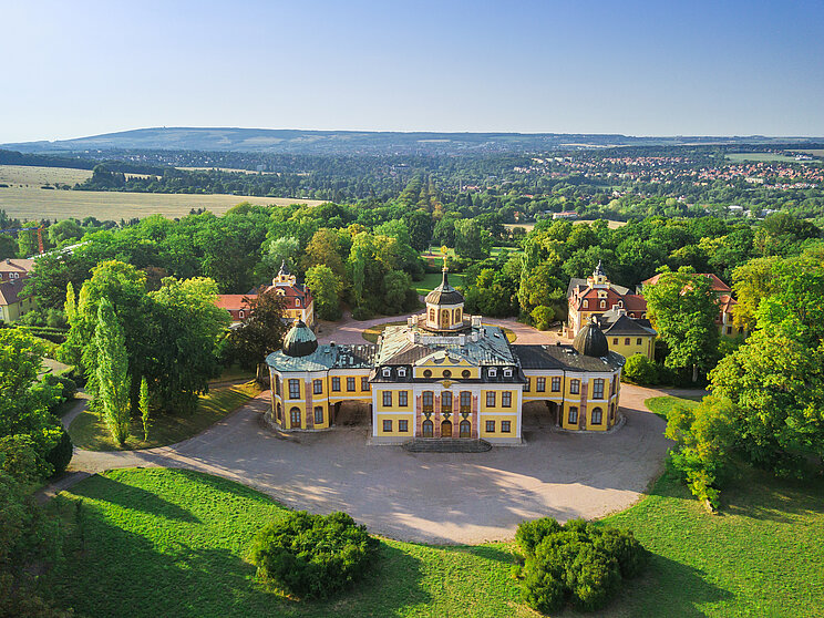 Schloss Belvedere in Weimar aus der Vogelperspektive mit Landschaft im Hintergrund