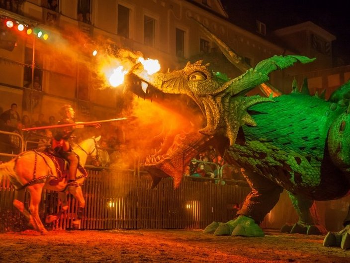 Feuer spuckende Drachenfigur mit Reiter