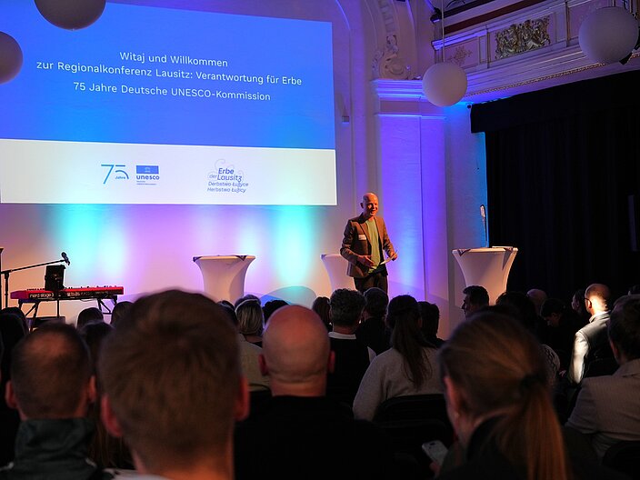 Bild zeigt die B&uuml;hne und das Publikum