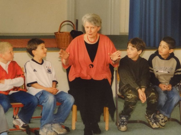 Märchenerzählerin mit Kindern