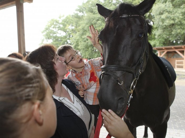 Menschen mit Pferd
