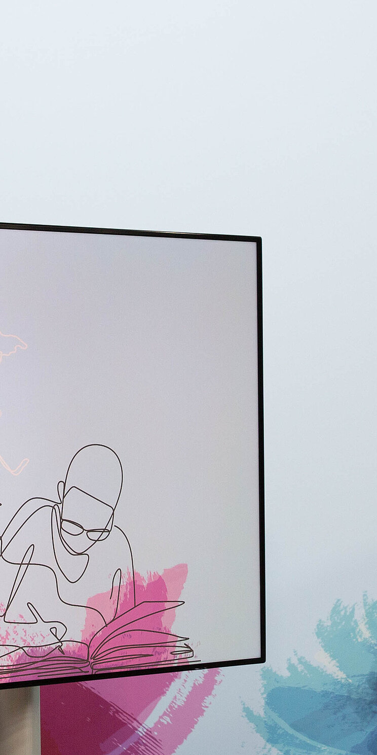 #ESDfor2030 Bildschirm vor buntem Hintergrund, auf dem #ESDfor2030 steht