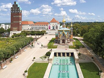 44whc_mathildenhöhe-darmstadt_deutschland_c_nikolaus-heiss_ausschnitt__2_ Stadtansicht mit Park