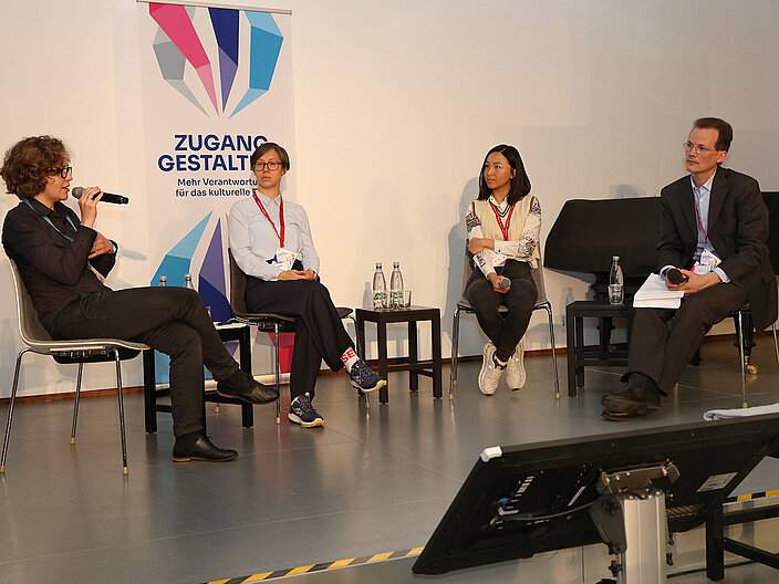 Podiumsgespräch zum Thema Ethik der Künstlichen Intelligenz und Beispiele aus der Praxis im Rahmen der Konferenz "Zugang gestalten" am 23.10.2025 in der Deutschen Nationalbibliothek in Leipzig.