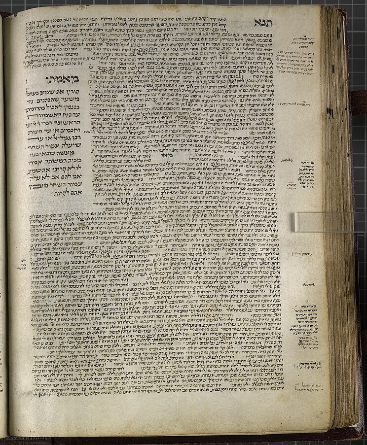 32_2025_Babylonischer_Talmud_Cod.hebr._95_139v_kanon._Textbeginn_bT_Bayerische_Staatsbibliiothek Man sieht eine Seite der Münchner Handschrift des Babylonischen Talmud.