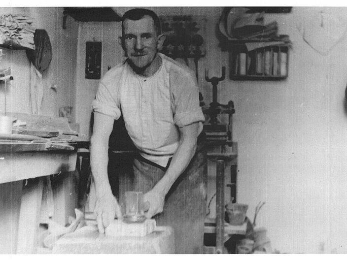Altes Schwarz-Weiß Foto von Goldschläger Belian am Schlagstein in Schwabach 1930