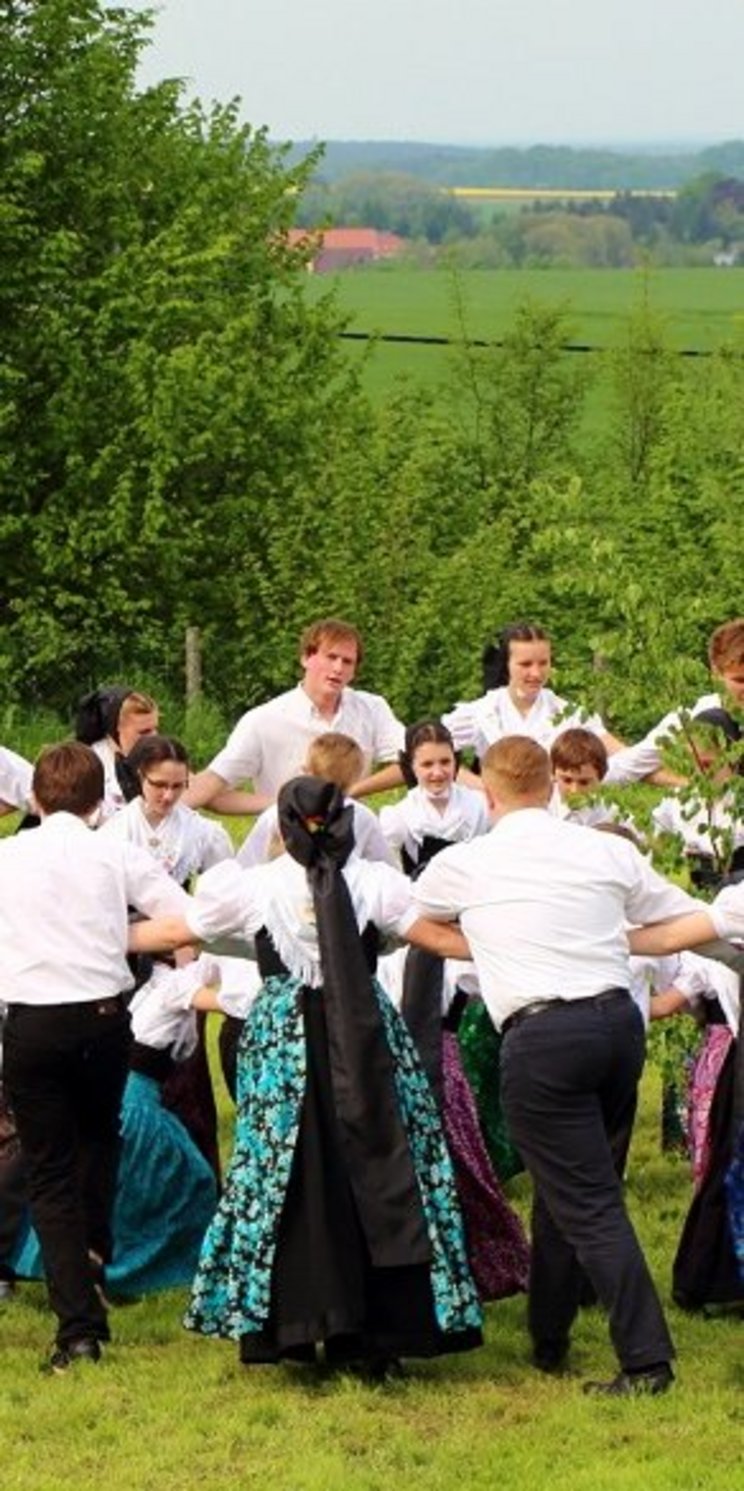 1SORB_c_CLEMENS_SCHKODA_06 Kreistanz in sorbischer Tracht