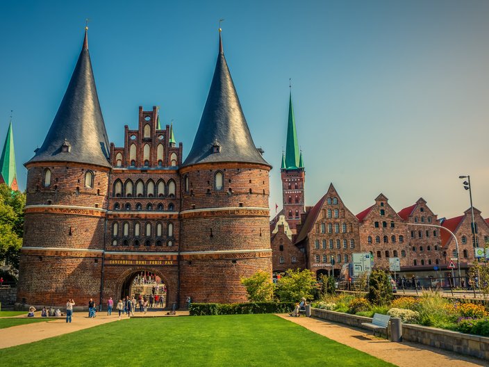 Blick auf das Holstentor und die Salzspeicher in Lübeck