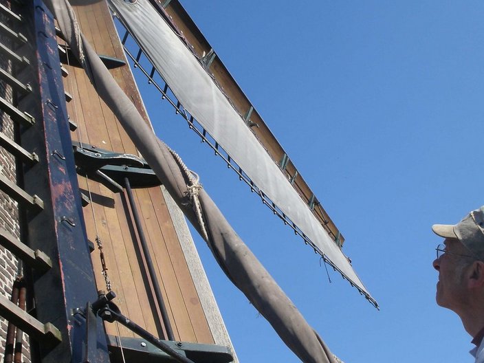Müller arbeitet an der Fassade einer Mühle